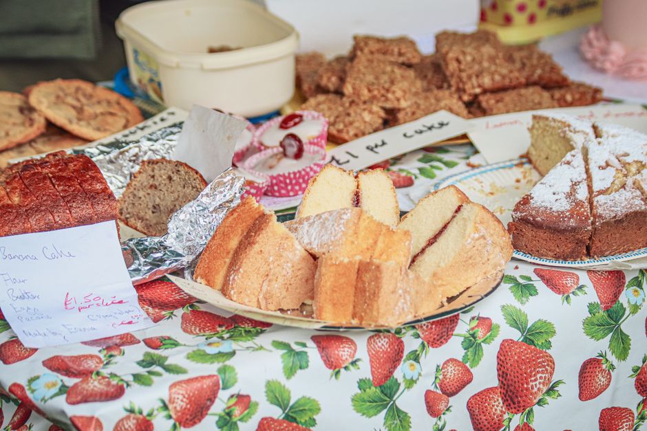Gâteaux et pâtisseries disposés sur un étal de marché