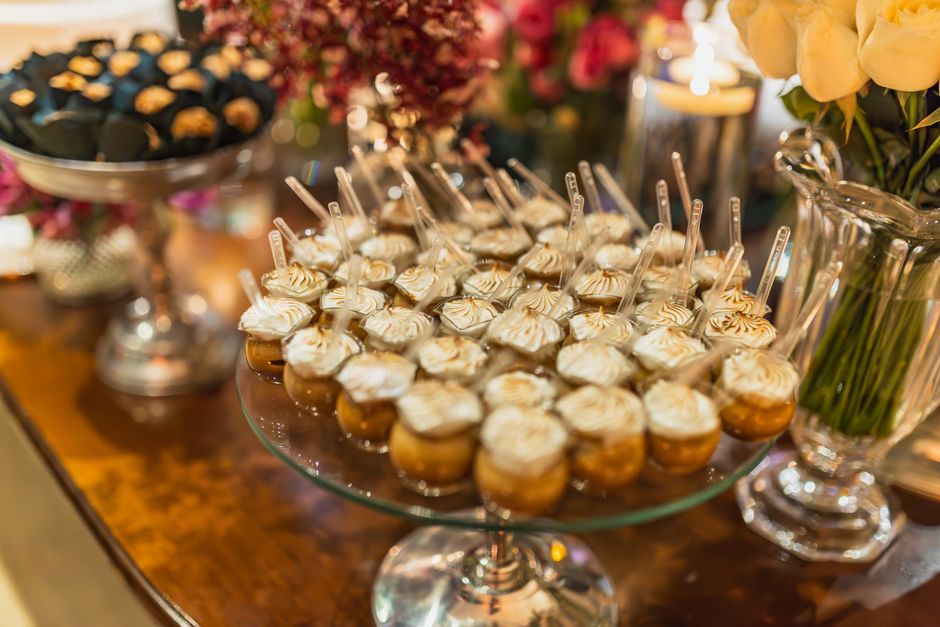 Table de desserts garnie de gâteaux lors d'un événement