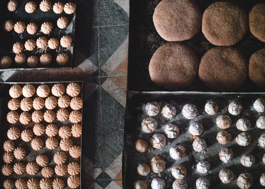 Assortiment de pâtisseries marocaines aux amandes sur un plateau