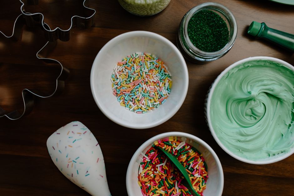 Décorations et ustensiles de pâtisserie posés sur une table
