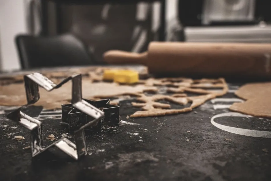 Rouleau à pâtisserie et emporte-pièces sur un plan de travail fariné