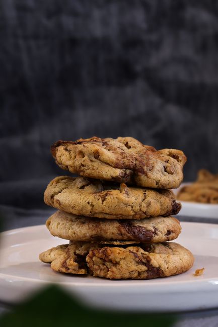 Pile de cookies aux pépites de chocolat sur une assiette blanche