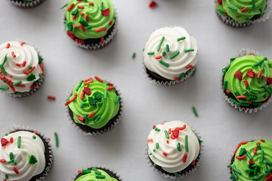 Assortiment de cupcakes décorés disposés à plat sur une table