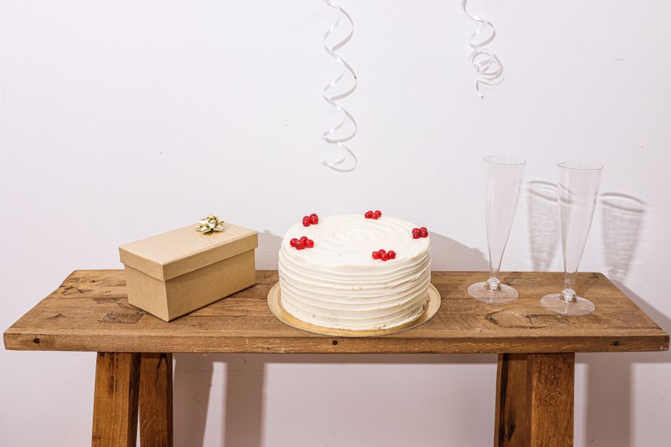 Boîte à gâteau en kraft fermée sur une table, vue de dessus